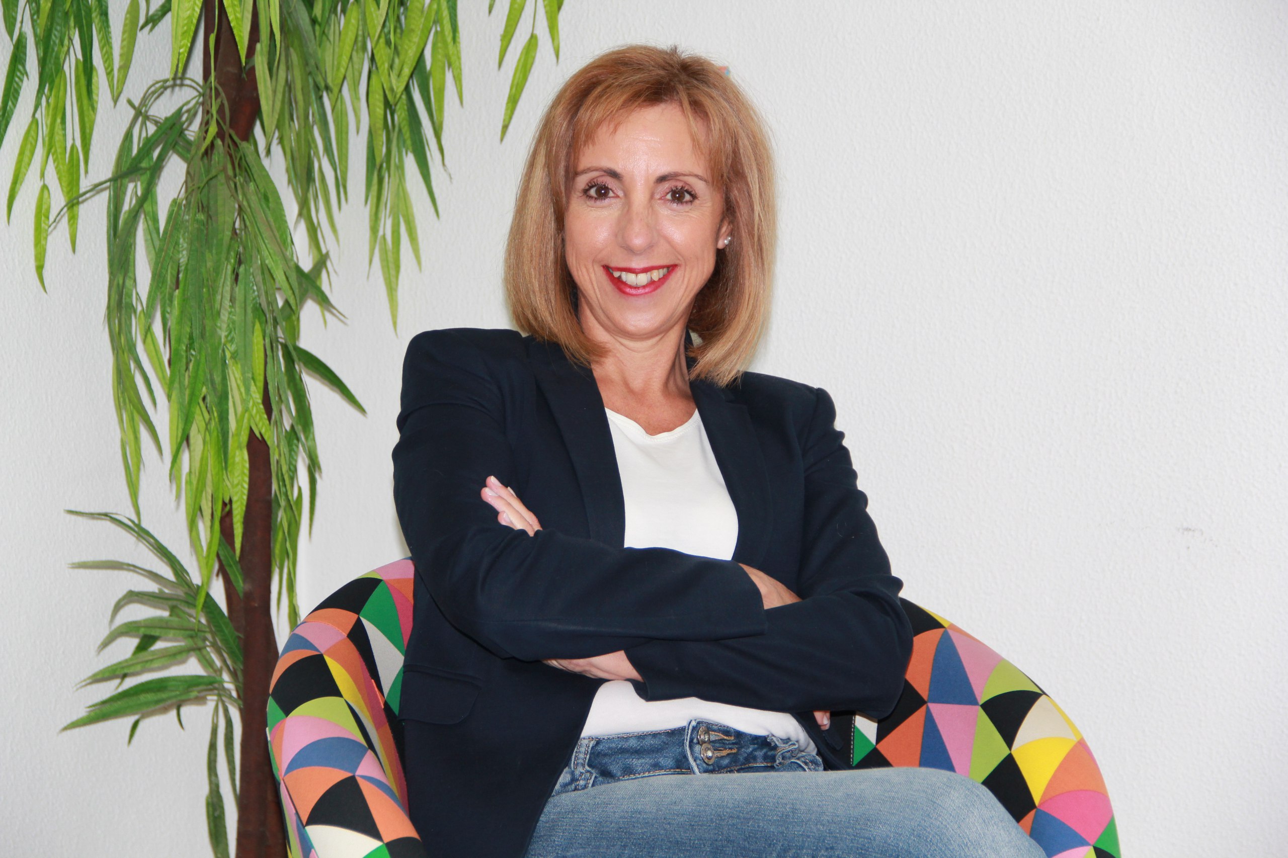 Sandra Félix como uma profissional de coaching a olhar com confiança